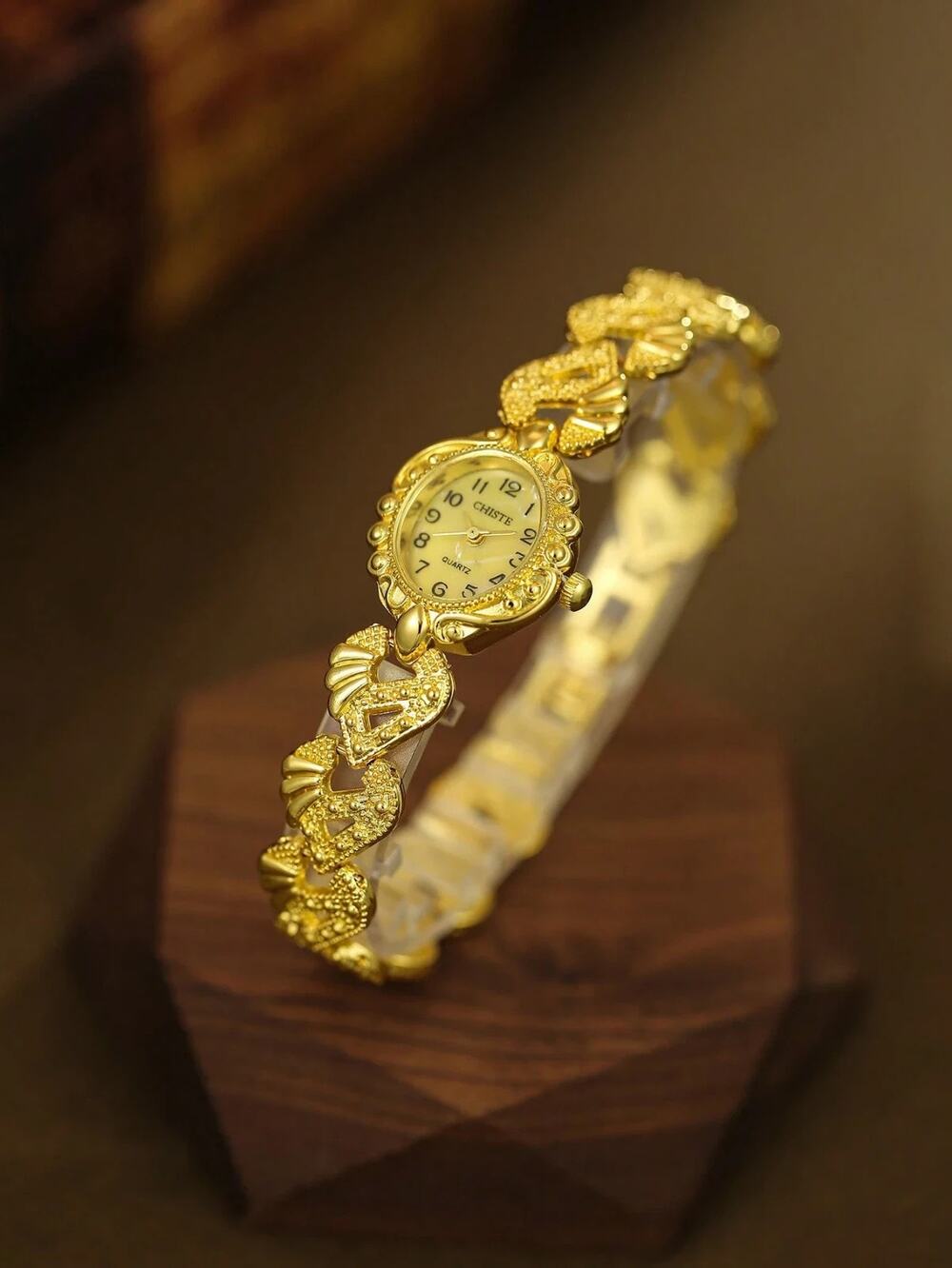 Vintage Yellow Gold Tone Heart Link Watch Lightweight Bracelet Quartz Watch